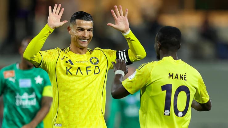 בפסגה. רונאלדו חוגג עם מאנה (צילום: Yasser Bakhsh/Getty Images) רונאלדו חוגג עם מאנה