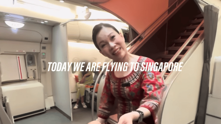 החיוך בכניסה למטוס (Lounge Guru / youtube@) לטוס במחלקה הראשונה של סינגפור איירליינס
