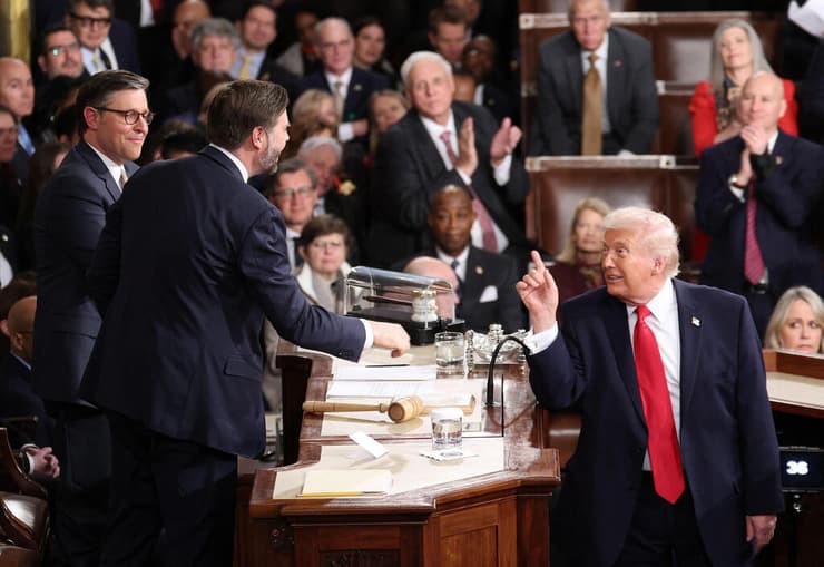 טראמפ עם סגן הנשיא ואנס (צילום: WIN MCNAMEE / GETTY IMAGES NORTH AMERICA / AFP) נשיא ארה"ב דונלד טראמפ נאום מצב האומה קונגרס וושינגטון