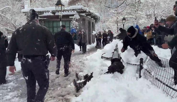 ארה"ב ניו יורק שוטרים נקלעו לקרב כדורי שלג