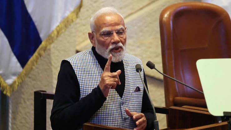 מודי מעל בימת הכנסת. "הודו עומדת לצד ישראל" (צילום: ilia YEFIMOVICH / AFP) ראש ממשלת הודו נרנדרה מודי בכנסת