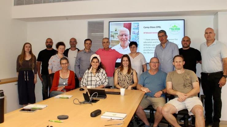 ד"ר צאקי זיו נר והצוות שמוביל את מסלול הלימודים הלא-שגרתי במרכז השיקום עדי נגב (צילום: יח"צ עדי נגב, נחלת ערן ) בית ספר חדש לייצור סדים ותותבות במרכז השיקום עדי נגב