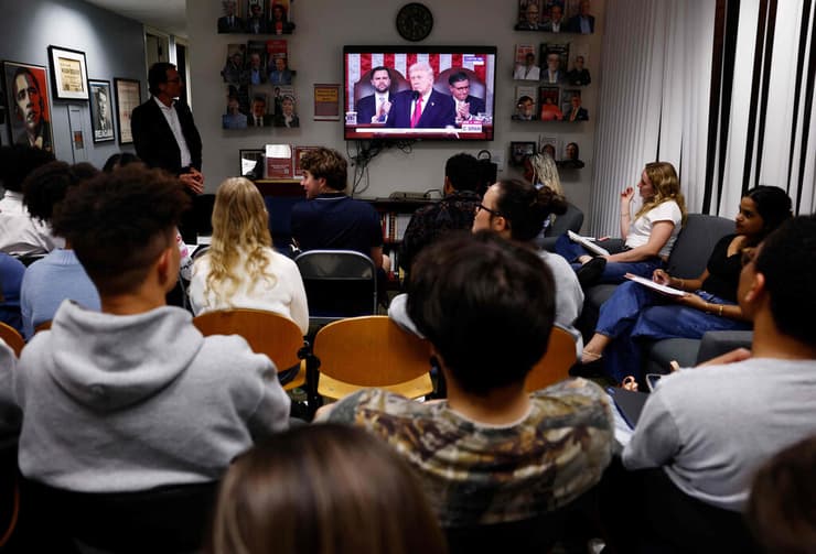 אמריקנים צופים ב נאום מצב האומה של נשיא ארה"ב טראמפ ב לוס אנג'לס