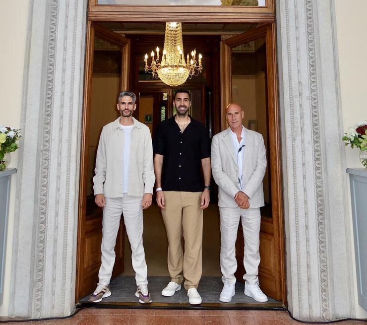 אבי בן שטרית (במרכז) עם שותפיו אשר אילן (מימין) ונועם מלכא (צילום: נועה מרודי) אבי בן שטרית עם שותפיו, אשר אילן ונועם מלכא