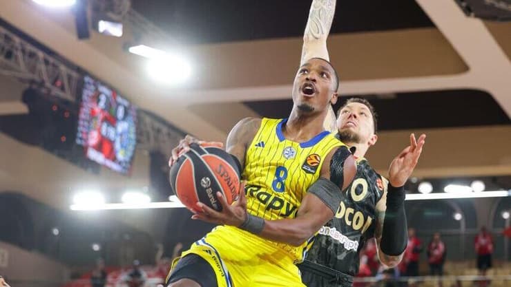 שחקן מכבי ת"א לוני ווקר