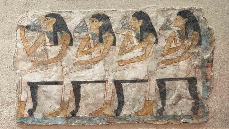 ציור קיר המתאר נשים במשתה, מריחות פרחי לוטוס, מצרים, 1,500 לפנה"ס בקירוב