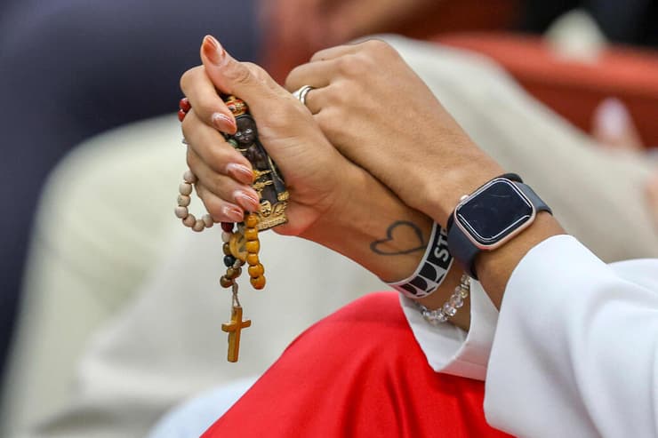 צילום: Sergio Lima / AFP ברזיל אחותה של מריאל פרנקו ש נרצחה ב 2018 מחזיקה שרשרת חרוזים ב בית המשפט אנייל פרנקו כיום השרה לשוויון גזעי