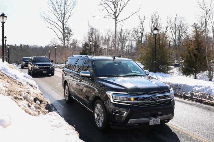 השיירה של הילרי קלינטון מגיעה למקום מסירת העדות, מצפון לניו יורק (צילום: CHARLY TRIBALLEAU / AFP) ארה"ב מדינת ניו יורק צ'אפקווה השיירה של הילרי קלינטון מגיעה לקראת עדות ב פרשת ג'פרי אפשטיין