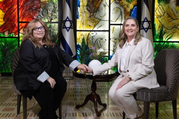 מיכל הרצוג וסליביה קוניו 