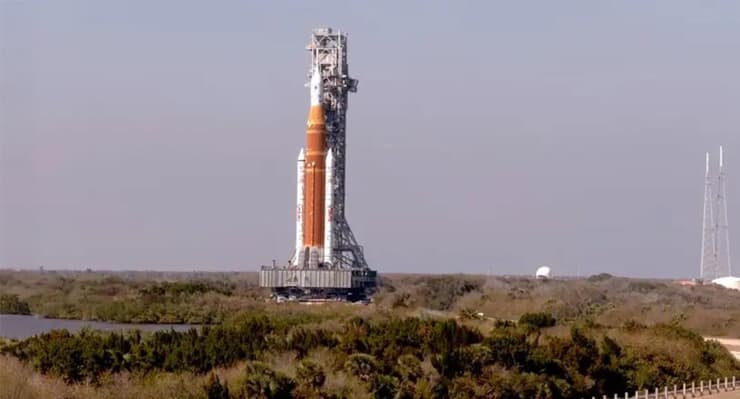 יותר משלוש שנים אחרי השיגור הראשון, חלק מהבעיות חוזרות על עצמן. הסעת הטיל SLS חזרה למבנה התחזוקה השבוע