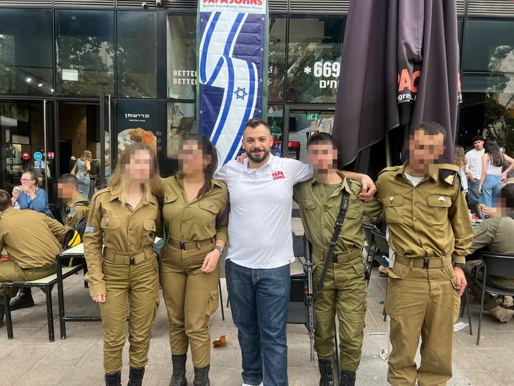 לקחו על עצמם אחריות עצומה לגילם. נתנאל עם בני הנוער שעבדו אצלו, התגייסו וחזרו לביקור עם המדים (צילום: אוסף פרטי) לקחו על עצמם אחריות עצומה לגילם. נתנאל עם בני הנוער שעבדו אצלו, התגייסו וחזרו לביקור עם המדים