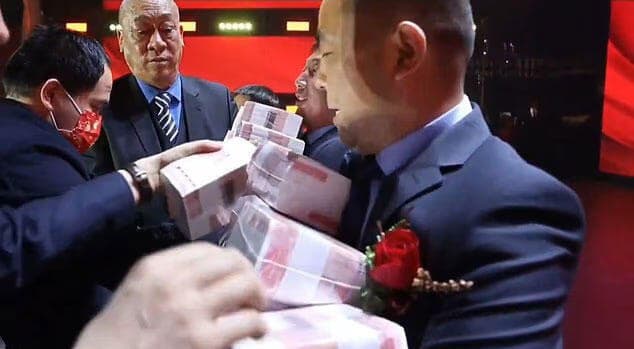 "עוני לא צריך לעבור לדור הבא". חלוקת הכסף חברה סינית הניחה כסף ואמרה לעובדים קחו כמה שתוכלו