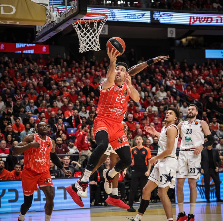 כשהוא טוב - הפועל לרוב טובה. מיציץ' (צילום: עוז מועלם) שחקן הפועל ת"א ואסיליה מיציץ'