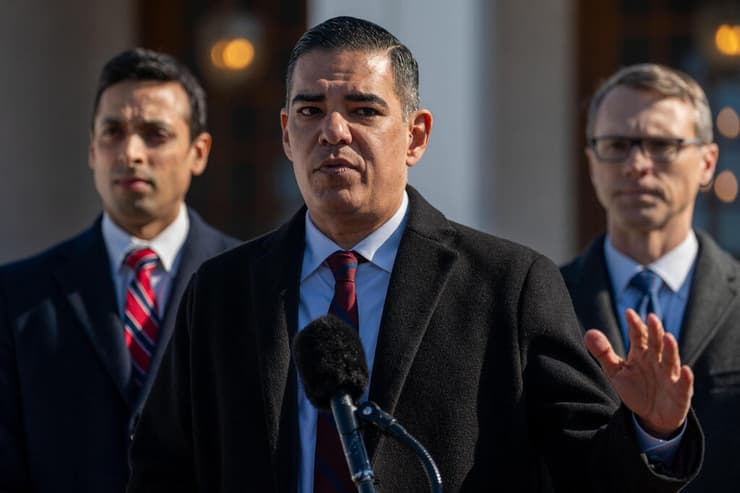 חבר בית הנבחרים גרסייה. דורש שגם טראמפ יגיע (צילום: David Dee Delgado / GETTY IMAGES NORTH AMERICA / AFP) ארה"ב מדינת ניו יורק צ'אפקווה הבניין שבו הילרי קלינטון מוסרת עדות ב פרשת ג'פרי אפשטיין