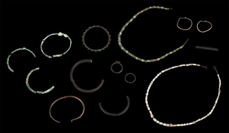 תכשיטים שהתגלו בקברה של ילדה בת 7 עד 9 שנים מהתקופה הרומית