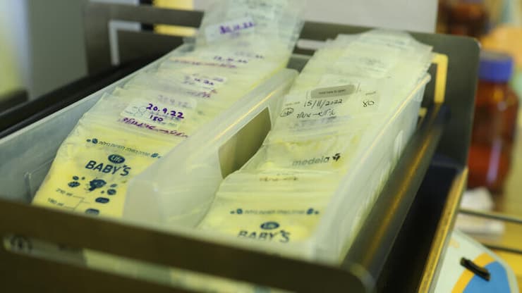 מאחורי כל מנה עומדת שרשרת תרומה שמתחילה בבית של אם מניקה ומסתיימת בעריסת פג הזקוק לה (צילום: דוברות מד"א) בנק החלב מד"א