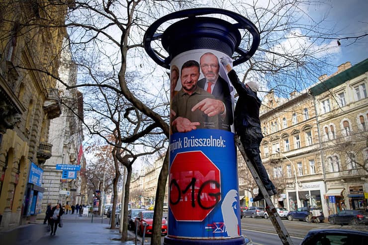 צילום: AP Photo/Bela Szandelszky שלט נגד נשיא אוקראינה זלנסקי ב בודפשט הונגריה לקראת בחירות במדינה