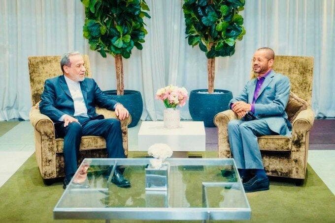 שר החוץ העומאני ושר החוץ האיראני בז'נבה, אמש (צילום: משרד החוץ של עומאן) פגישתם של שר החוץ האיראני ושר החוץ העומאני