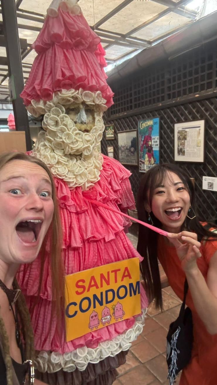 במסעדת הקונדומים