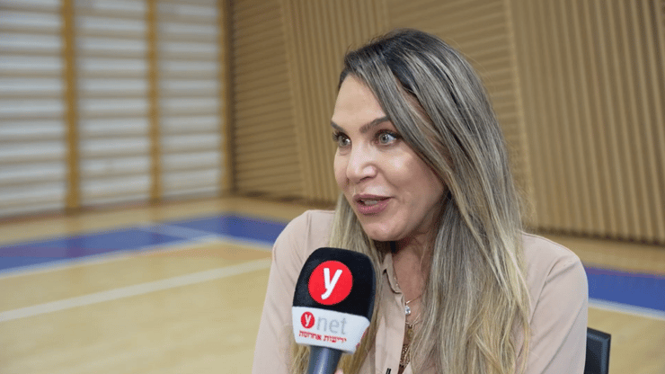 אדוה כהן, מנהלת אוכלוסיות מיוחדות בחברת המתנ"סים ולהקת ״שווים בקול״ ( צילום: אורי דוידוביץ) מתוך האירוע "יוצרים קהילה שווה בקרית ביאליק"