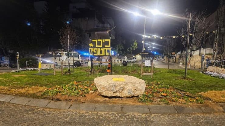 צילום: דניאל גרובייס מיצג מחאה במודיעין עלית המשווה את בחורי הישיבה העצורים בגלל עריקות לחטופים