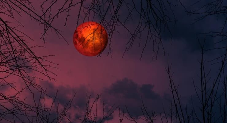 הירח נצבע אדום כשהוא עובר בצל של כדור הארץ. ליקוי ירח מלא