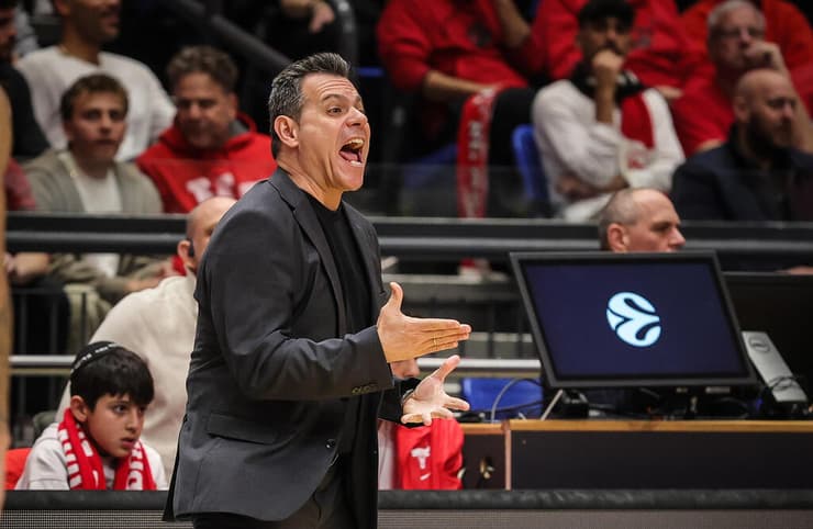 מאמן הפועל ת"א דימיטריס איטודיס