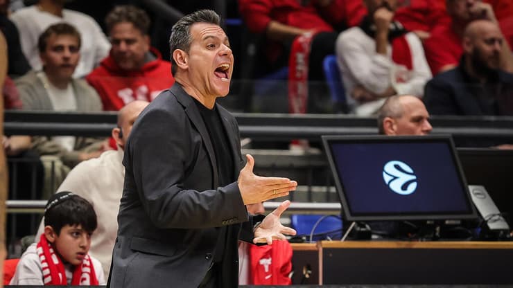 מאמן הפועל ת"א דימיטריס איטודיס