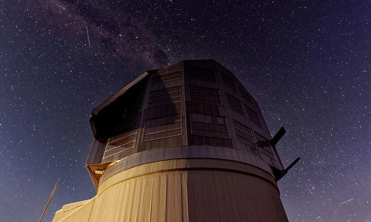 מערכת שתאפשר שפע של תגליות אסטרונומיות חדשות. טלסקופ ורה רובין על רקע שמי הלילה בסרו פאצ'ון, צ'ילה