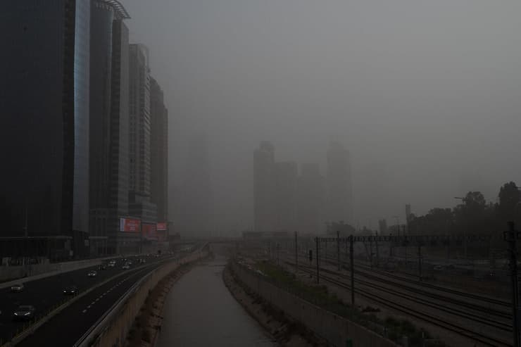 עיר באפור. אובך כבד בתל-אביב 