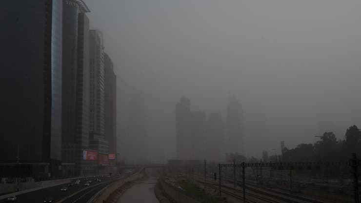 עיר באפור. אובך כבד בתל-אביב 