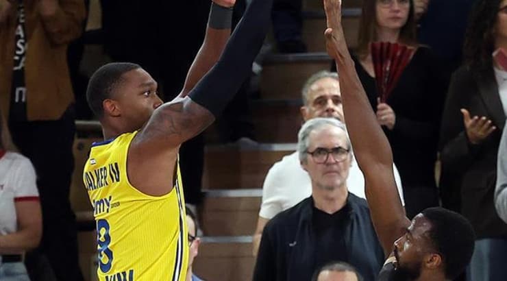 לוני ווקר זורק (האתר הרשמי של מכבי ת"א) לוני ווקר זורק