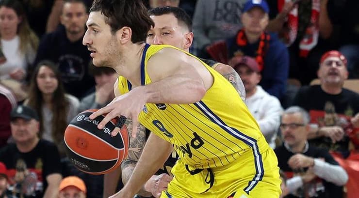 רומן סורקין עם הכדור (האתר הרשמי של מכבי ת"א) רומן סורקין עם הכדור