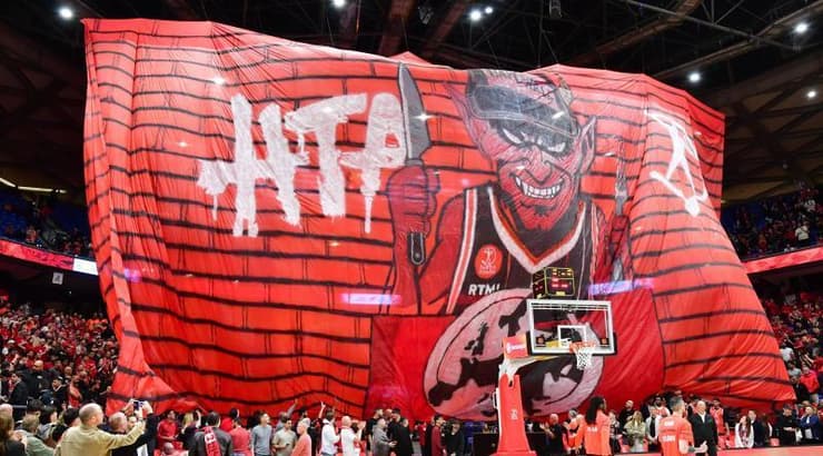 התפאורה של אוהדי הפועל תל אביב (חגי מיכאלי) התפאורה של אוהדי הפועל תל אביב