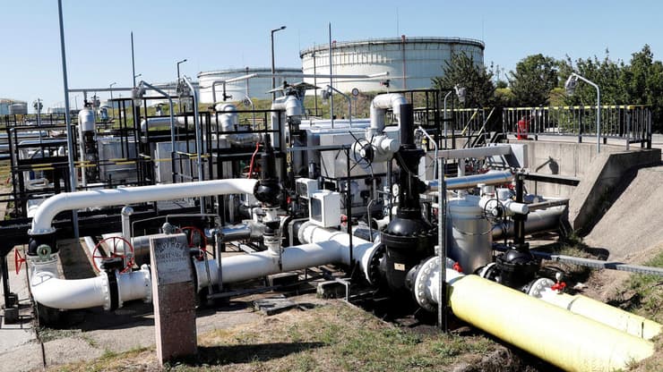 מתקן ב צינור הנפט נפט דרוז'בה ב הונגריה שבו זורם נפט מ רוסיה דרך אוקראינה