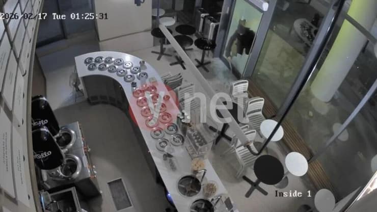 שבירת חלון העסק לפני הצתת הגלדירייה רגעי הצתת אוטלו בהרצליה