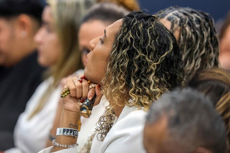 השרה אניילה פרנקו, אחותה של מריאל, בבית המשפט אתמול (צילום: Sergio Lima / AFP) ברזיל אחותה של מריאל פרנקו ש נרצחה ב 2018 מחזיקה שרשרת חרוזים ב בית המשפט אנייל פרנקו כיום השרה לשוויון גזעי