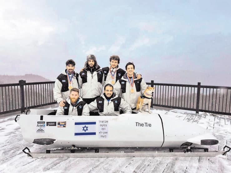 על המזחלת מתנוסס בגאון הפסוק: "אכן יש ה' במקום הזה ואנוכי לא ידעתי" (בראשית כ"ח, ט"ז)