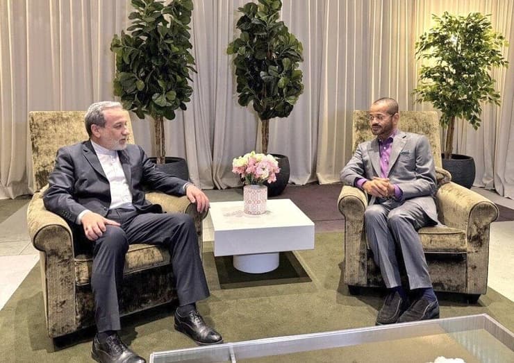 שר החוץ של עומאן בדר אל בוסעידי נפדש עם שר החוץ של איראן עבאס עראקצ'י ב ז'נבה שיחות מו"מ  לא ישירות מול ארה"ב