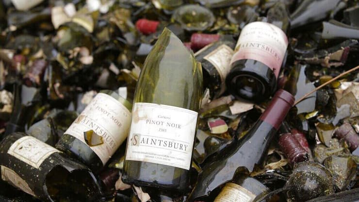 בקבוקי יין שבורים בנאפה וואלי