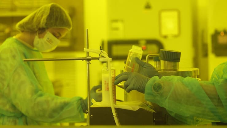 כל בקבוקון עובר תהליך קפדני של בדיקות, סינון ופסטור לפני שהוא מגיע לפגיות ברחבי הארץ (צילום: דוברות מד"א) בנק החלב מד"א