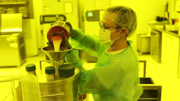 תחת תאורה צהובה ותנאי סטריליות מחמירים, מעובד חלב האם כך שישמור על מרכיביו החיוניים עבור תינוקות חולים ופגים (צילום: דוברות מד"א) בנק החלב מד"א