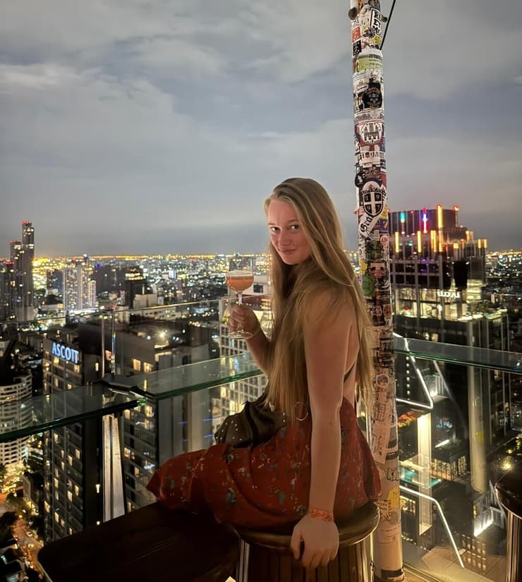 עם כוס יין על הגג