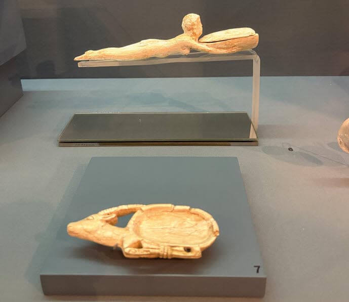 כלי תמרוקים משנהב, מוזיאון ארצות המקרא