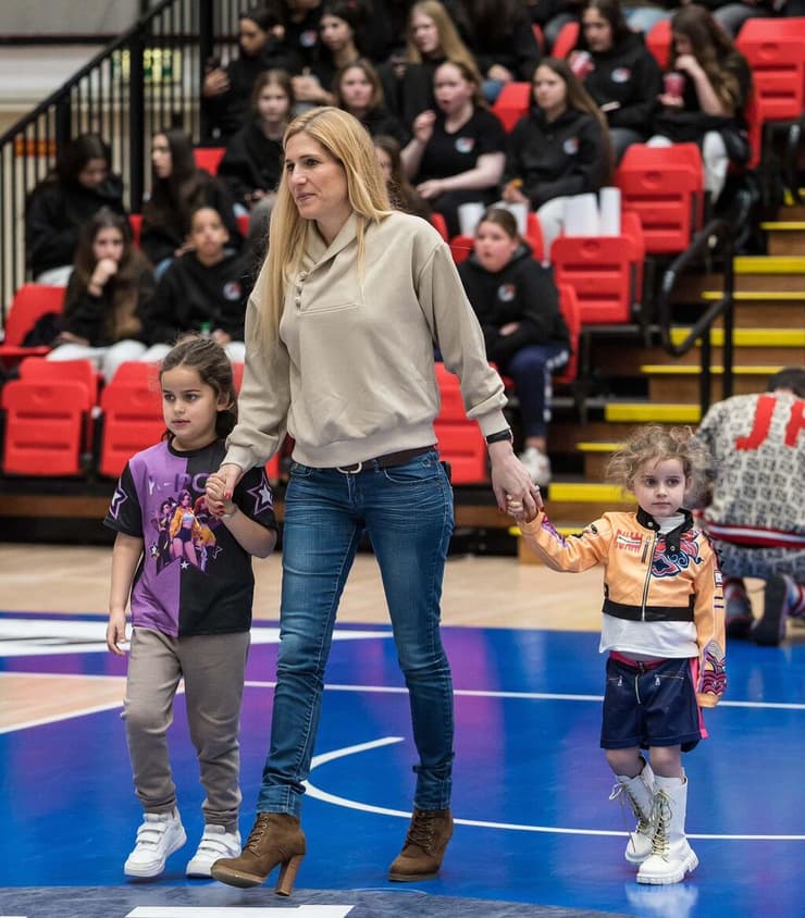 יו"ר מינהלת הנשים דנה סנדר באירוע החגיגי (צילום: יעל אמסילי באדיבות המנהלת) יו"ר מינהלת הנשים דנה סנדר באירוע החגיגי