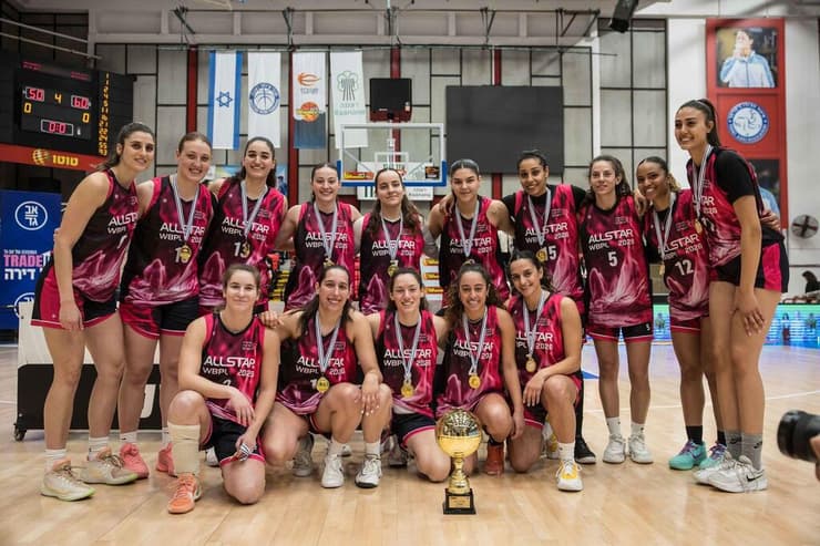 נבחרת הדרום והגביע (צילום: יעל אמסילי באדיבות המנהלת) נבחרת הדרום והגביע