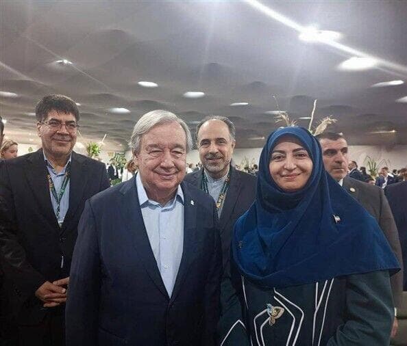 שינה אנסארי עם מזכ"ל האו"ם גוטרש בוועידת האקלים האחרונה שינה אנסארי עם מזכ"ל האו"ם גוטרש בוועידת האקלים האחרונה