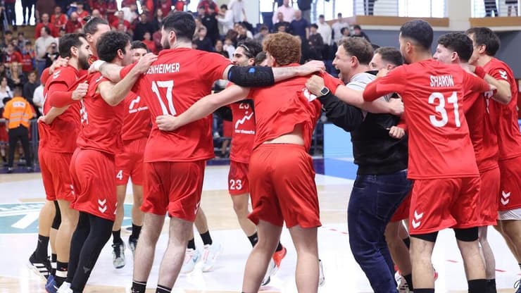 שחקני הפועל ראשון לציון חוגגים