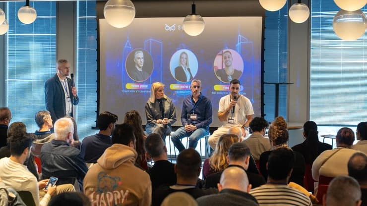 פאנל "עולמות יחסי הציבור והתוכן 2026" (משמאל): אלכס ליאחוביץ', שרון שלמון אסמן, יהונתן משעל ורם עמדי (שגיב בן סימון) כנס החדשנות השנתי של קבוצת Seedbiz וקהילת היזמות IEC