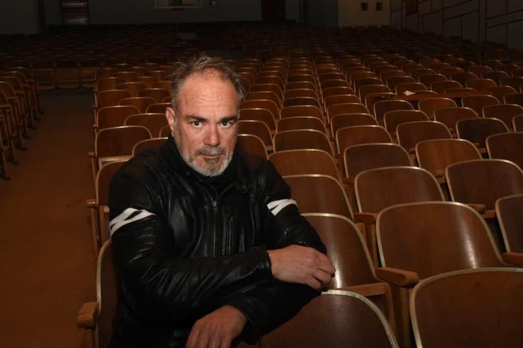 "חברי הקיבוץ צמאים שיקרה משהו עם הקולנוע הזה". יורי באולם הקולנוע בדפנה (צילום: אביהוא שפירא) "חברי הקיבוץ צמאים שיקרה משהו עם הקולנוע הזה". יורי באולם הקולנוע בדפנה